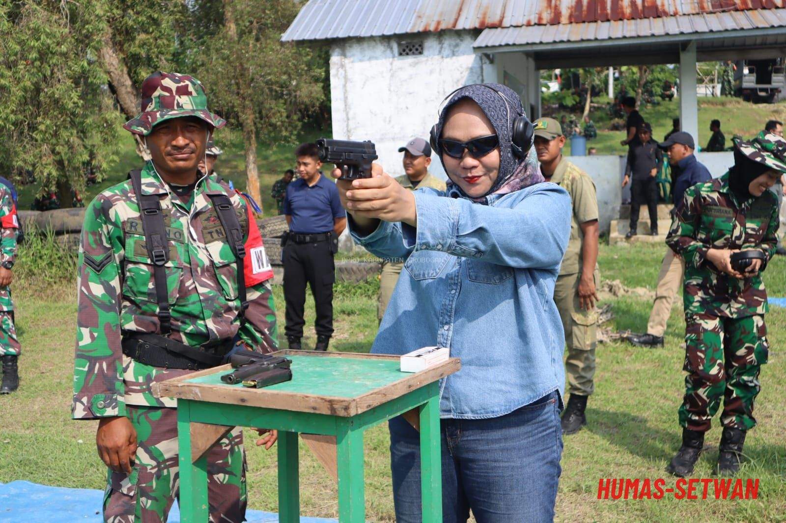 Ketua DPRD Grobogan Ikuti Latihan Menembak Bersama Kodim 0717
